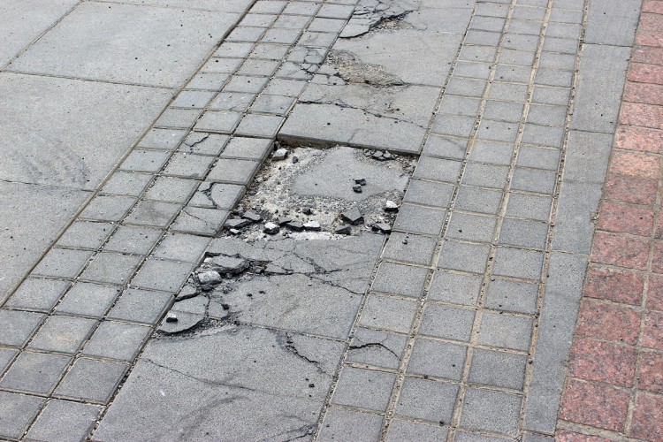 Ktoś uszkodził chodnik przed Narodowym Forum Muzyki [ZDJĘCIA], red.